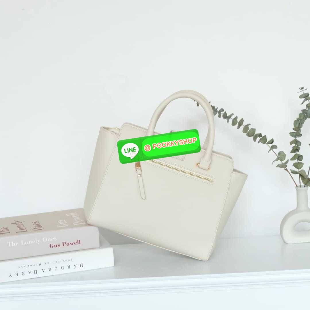 สินค้าเข้าใหม่ กระเป๋า Handbag ฟังชั่นครบที่อยากแนะนำ 👜 KEEP รุ่น ‘ 𝗩𝗔𝗟𝗘𝗡 HANDBAG ‘ **พิเศษ !! รุ่นนี้ตัวกระเป๋าทำจาก หนัง Microfiber ลาย Epsom ที่เป็นพื้นผิวสัมผัสมีลายตารางเล็กน้อย สวยหรู ทนทาน น้ำหนักเบา