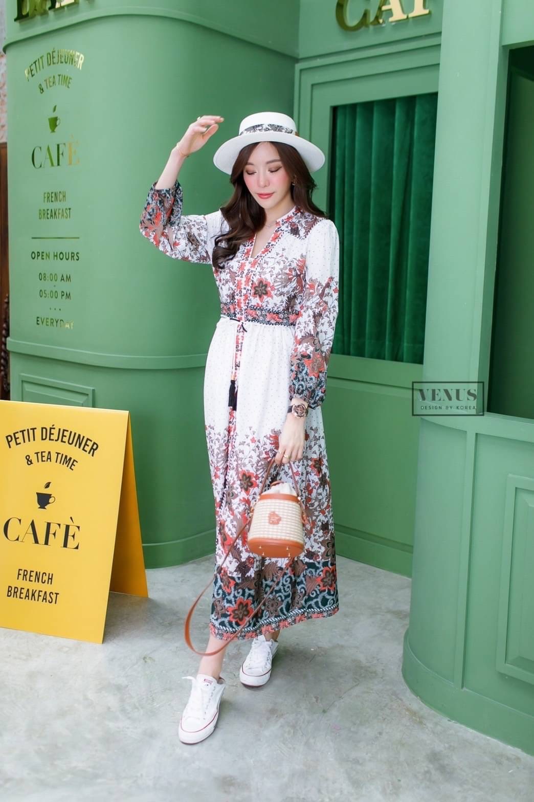 Restock ♥️♥️♥️♥️ I'm Lady By Venus Bohemain MaxiDress แม๊กซี่เดรสคอวีแต่งแขนพองพิมพ์ลายสไตล์โบฮีเมี่ยน งานสวยมากๆนะคะ แต่งกระดุมปั๊มอย่างดีคะ มาพร้อมกับสายผูกเอวเข้าชุดกันคะ