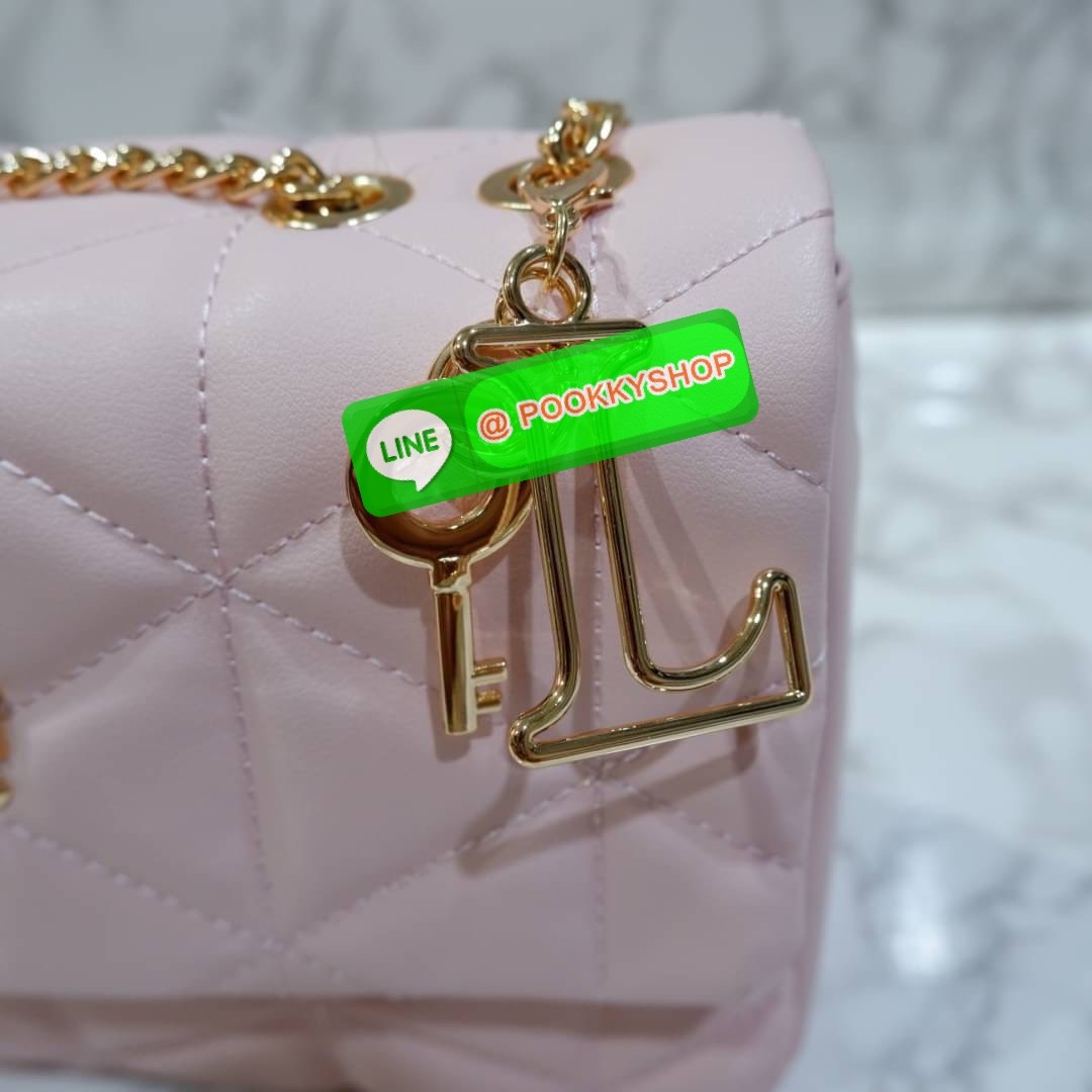 lyn มาแล้วจ้าา ใครสายลูกคุณหนู สวยหรูดูแพง ต้องรีบจัดแล้ว! กระเป๋าทรงเหลี่ยมใบใหญ่ จุของได้เยอะม๊ากกกก สายกระเป๋าเป็นโซ่สีทองปรับระดับได้ เปิด-ปิดด้วยกระดุมแม่เหล็ก ด้านหน้าปักหมุดlogo brand แอบกระซิบว่าถึงใบจะใหญ่แต่เบาสบายไม่ปวดไหล่นะจ๊ะ ด้านหลังมีช่องใ