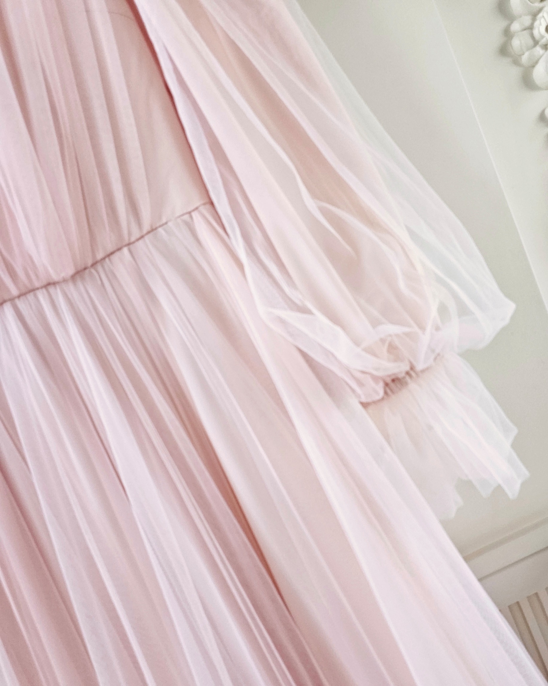 เดรสแฟชั่น แม็กซี่เดรสเสื้อคอปีนแขนยาว กระโปรงบานต่อชายรูดระบายรอบตัว มีโบว์ผูกเอว