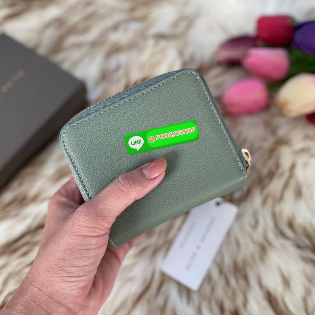 CHARLES & KEITH COMPACT WALLET กระเป๋าตังใบสั้นฟังก์ชันครบ!! ด้านหน้ามีโลโก้แบรนด์ มีช่องซิปใส่เหรียญ เปิดปิดแบบกระดุม ด้านในมีช่องใส่การ์ด 16 ช่อง มีช่องใส่ธนบัตรตามยาว ไม่ต้องพับแบงค์ค่า คุ้มมากๆเลยใบนี้