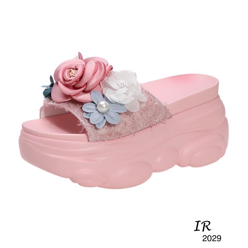 แบบขายดี!!! พร้อมส่ง งานนำเข้าพื้นหมีตัวใหม่น่ารักมากค่า รองเท้าสวมเตารีดแต่งดอกไม้ดีไซน์น่ารักมาก สูง 3 นิ้ว ทรงสโลปไม่เทหน้ามาก เดินง่ายไม่ปวดข้อเท้า ใส่สวย ช่วงนี้ส้นตัวนี้กำลังอินนะค่า