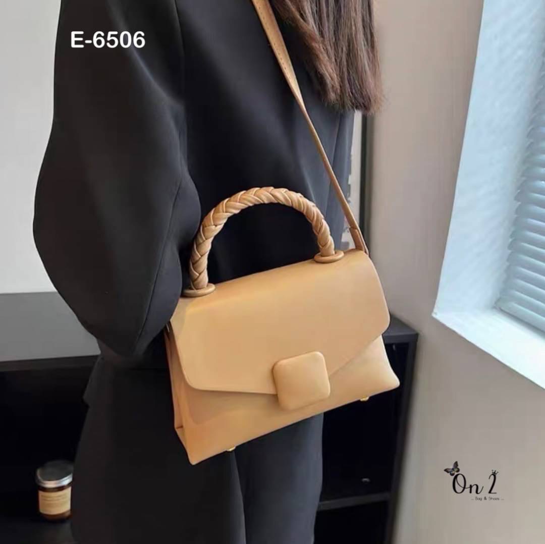 New arrivals รุ่นยอดฮิตที่ทุกคนต้องมีสีพื้น มีความคลาสสิค เรียบ แพงไม่ตะโกน สายปรับ สั้น/ คลอสบอดี้ได้ค่ะ จุได้ครบ พร้อมส่ง. ต้องจัดเลยค้า