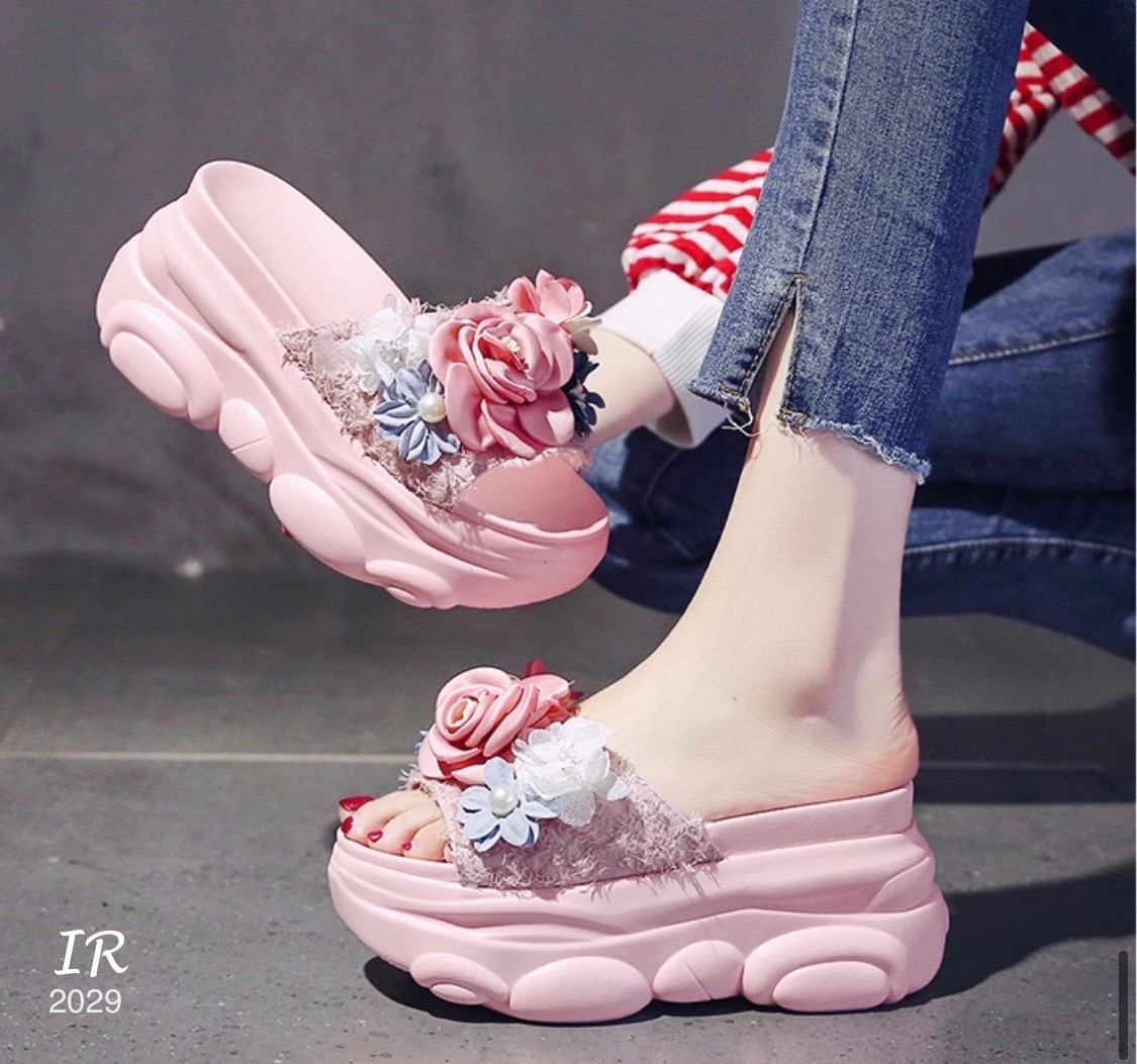 แบบขายดี!!! พร้อมส่ง งานนำเข้าพื้นหมีตัวใหม่น่ารักมากค่า รองเท้าสวมเตารีดแต่งดอกไม้ดีไซน์น่ารักมาก สูง 3 นิ้ว ทรงสโลปไม่เทหน้ามาก เดินง่ายไม่ปวดข้อเท้า ใส่สวย ช่วงนี้ส้นตัวนี้กำลังอินนะค่า