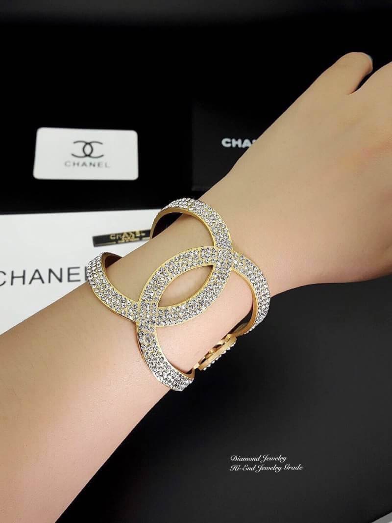 The New Collection !!!!! Chanel Cuff เพชร 3 แถว งานเกรด Super Hi-End ค่ะ สวยมากกกกก รุ่นนี้เป็นงาน stainless steel แท้ 100% ค่ะ งานมีปั๊มลึก คมกริบ ด้านในเหมือนของแท้เป๊ะๆๆๆๆ ห้ามพลาดเลยสาวๆ กำไลเป็นแบบบีบปรับไซส์ให้เข้ากับข้อมือได้ค่ะได้ค่ะ ใส่ออกมาสวยมว