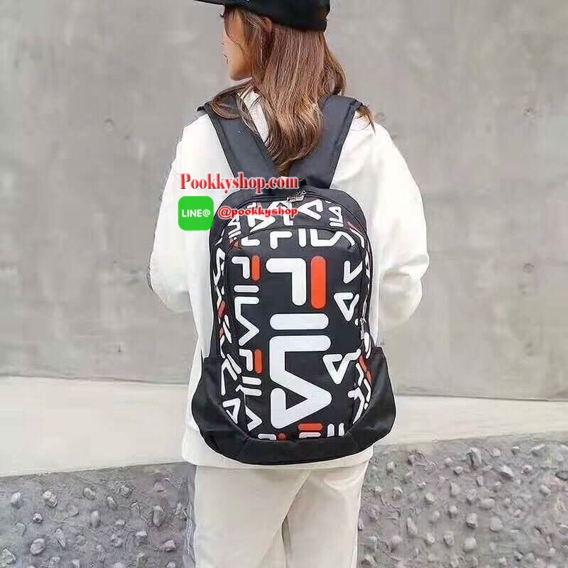 FILA LOGO PRINT BACKPACK กระเป๋าเป้สะพายแบ็คแพคที่สามารถสะพายออกทริป เล่นกีฬา หรือทำงานได้ ด้านหน้าสกรีนโลโก้แบรนด์ สีสันเข้ากับตัวกระเป๋า ช่องหลักเปิดปิดด้วยซิปคู่ปั้มโลโก้แบรนด์ ภายในกว้าง ใส่โน้ตบุ๊ค/แล็ปท้อป/หนังสือหรือเอกสารได้ ด้านหน้ามีอีกช่องซิปใส