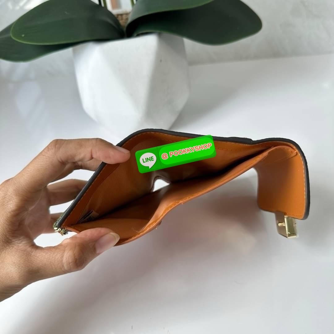 Coach Medium Grace Wallet (Cl421) 🔖กระเป๋าสุดหรูใบกลาง ขนาดกำลังดีกระทัดรัด 🔖วัสดุ : pebble leather 🔖ภายในมีช่องใบบัตรเครดิต 6 ช่อง มีช่องใส่เหรียญแยก สามารถใส่ธนบัตรแบงค์พันได้คะ