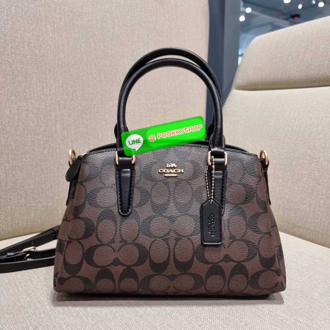 COACH F29434 MINI SAGE CARRYALL IN SIGNATURE CANVAS รุ่นยอดฮิต!! ที่สุดของกระเป๋าสะพายขายดี ต้องทรงถังมินิรุ่นนี้ วัสดุหนังแคนวาสเคลือบลาย สวย คลาสสิค มาพร้อมสายสะพายข้างและหูหิ้วในตัว ถอดออกถือคล้องแขนเก๋ๆ หรูๆยังได้ ภายในเป็นช่องโล่ง แบ่งสัดส่วนอย่างดี