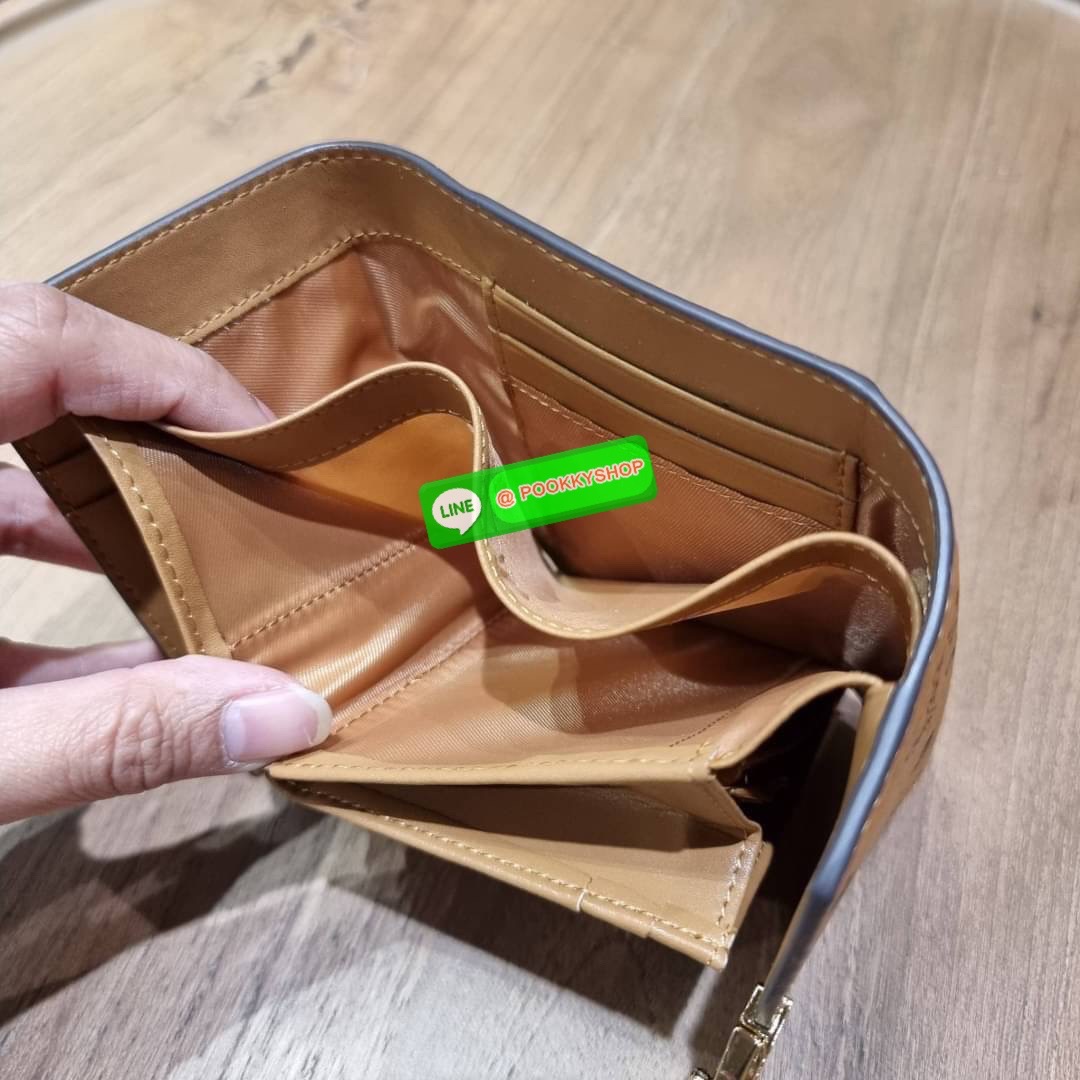 MCM PATRICIA THREE-FOLD WALLET IN VISETOS ดีไซน์ใหม่ กระเป๋าสตางค์ใบเล็ก รุ่นฝาพับ unisex ใช้ได้ทั้งหนุ่มๆและสาวๆน้า ใช้งานง่าย ด้วยกระดุมโลโก้ พกพาง่าย วัสดุหนังแคนวาสคุณภาพดี ภายในเป็นหนังแท้ นิ่ม สวย ใส่บัตรได้เยอะ ใส่ธนบัตรได้ทุกชนิด👍👍