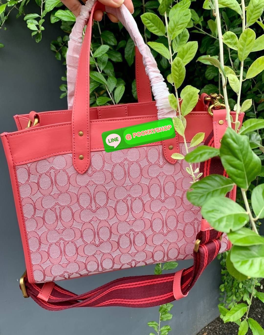 COACH TOTE FIELD JACQUARD BAG ((C3282)) กระเป๋าหิ้ว//สะพายข้าง JacquardลายC+หนังแท้ สวยงามลงตัวมากๆค่ะ ปากกระเป๋าเปิดปิดแบบกระดุมแม่เหล็ก ภายในกว้าง สาวๆที่สัมภาระเยอะบอกเลยเหมาะมากค่ะ