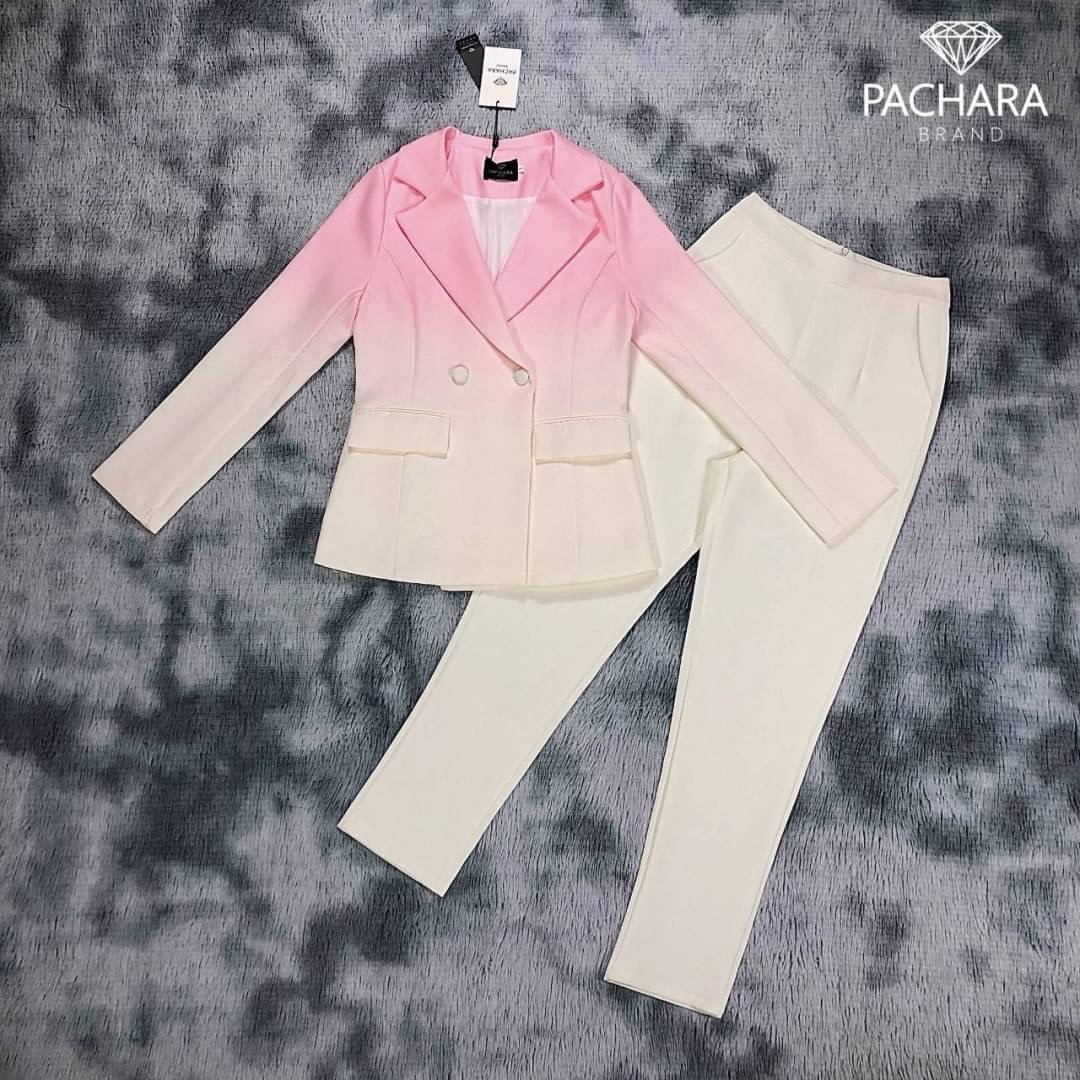 เซ็ต 2 ชิ้น เสื้อสูทแขนยาวไล่สีทูโทนสีชมพูครีม แต่งกระเป๋าสองข้าง เนื้อผ้าหนาอัดกาวอย่างดี แมทช์คู่กับกางเกงขายาวเอวสูงสีครีม งานซิปด้านหลัง มีกระเป๋าสองข้าง รุ่นนี้ใช้ผ้าอย่างดีใส่เป็นทรงสวย แมทช์ง่ายใส่ได้หลายโอกาสเลยนะคะ