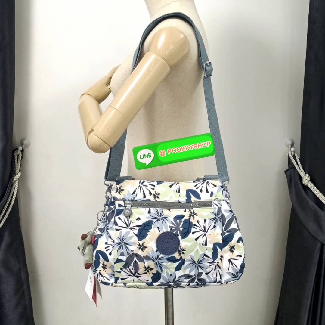 KIPLING ELISE HANDBAG กระเป๋าถือและสะพายไหล่ วัสดุ Nylon +Polyester ขนาดกำลังพอดี จุของได้มาก มีหูจับสองสาย ถือสะดวก น้ำหนักเบา มีช่องซิป ด้านหน้า ช่อง กระเป๋าหลักเปิด-ปิดด้วยซิป มี3 ช่องว่างใส่ของได้จุมากๆ ใส่มือถือได้ กระเป๋าสตางค์ใบยาว และ เครื่องสำอาง