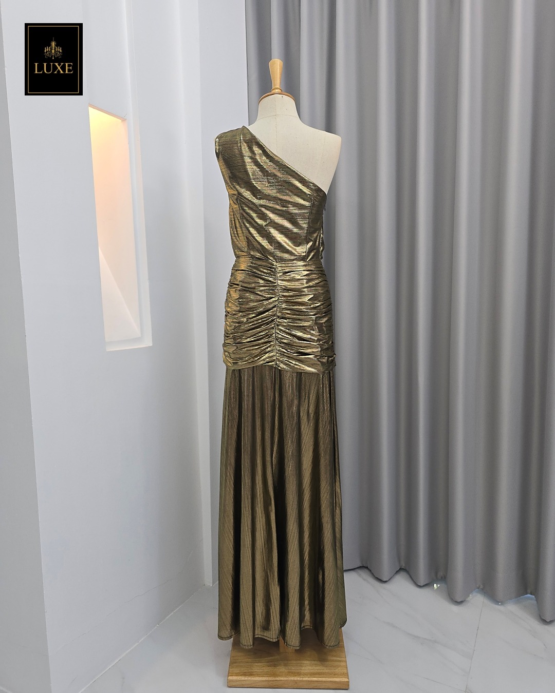 เดรสแฟชั่น แม็กซี่เดรสเสื้อไหล่เดียวอัดพลีท กระโปรงเข้ารูปตรงสะโพก