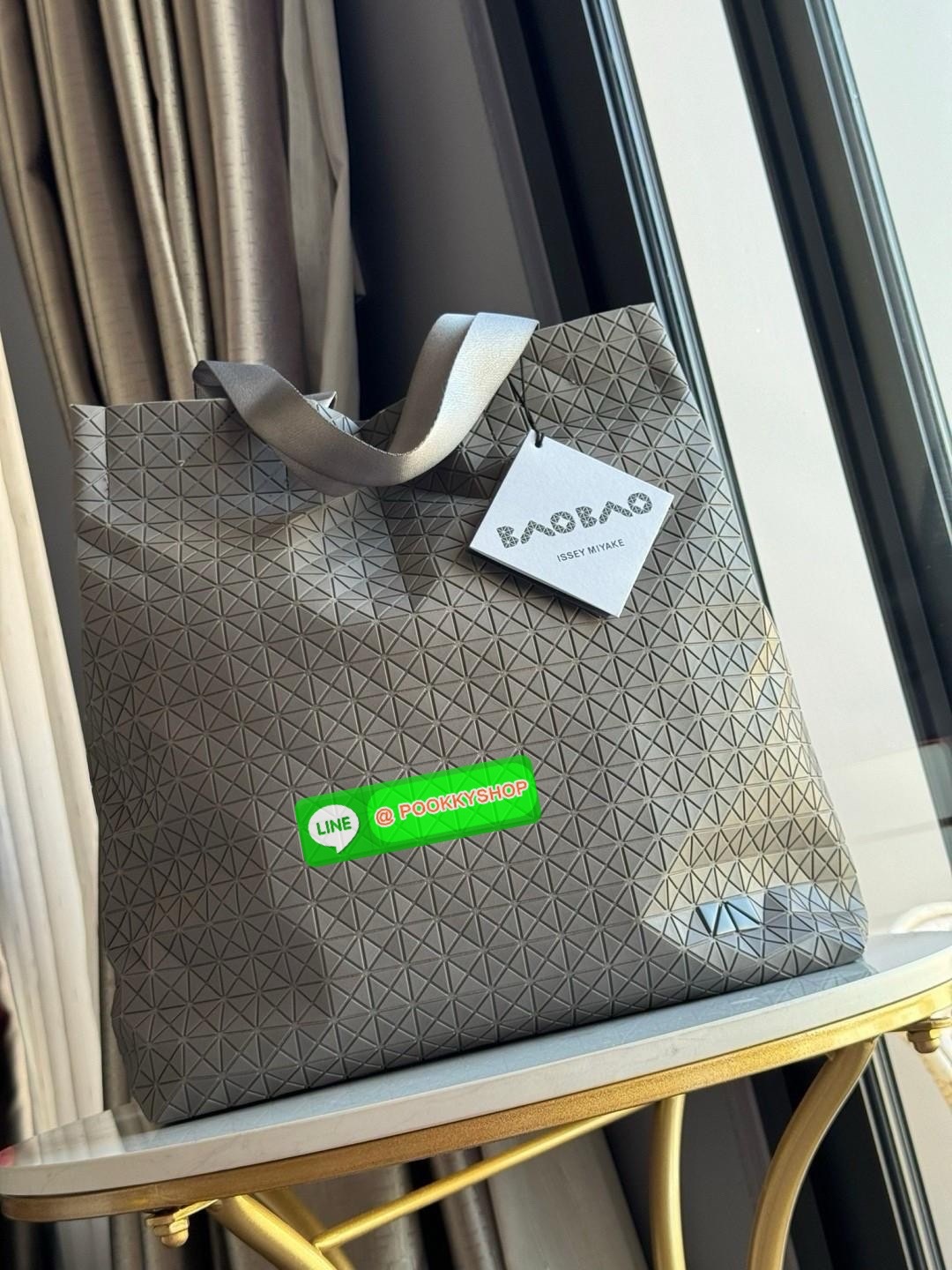 Baobao Issey Miyake Cart S geometric tote bag รูปทรงที่สร้างขึ้นโดยบังเอิญ' เสื้อผ้าที่มีโครงสร้างและได้รับการออกแบบทางวิศวกรรมอันเป็นเอกลักษณ์ของแบรนด์ ส่งต่อไปยังเครื่องประดับที่น่าประทับใจและไร้กาลเวลาเหล่านี้ กระเป๋าโท้ต Cart ประดิษฐ์ขึ้นจากการตั