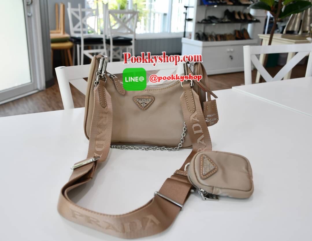 PRADA nylon mini รุ่นใหม่ มาแรง!!! ไอเท็มยอดฮิต วัสดnylon กันน้ำ มีสาย2แบบ สายยาวปรับระดับได้ฟรีไซด์และสายโซ่คล้องแขน มีป้ายแท็คหนัง อย่างดี และกระเป๋าใส่เหรียญน่ารักๆ อะไหลเงินปั้มแบรนด์แท้ทุกจุด ทรงสวย ถอดเปลี่ยนสายได้ เปิดปิดด้วยซิป ด้านในมีป้ายโลหะแบร