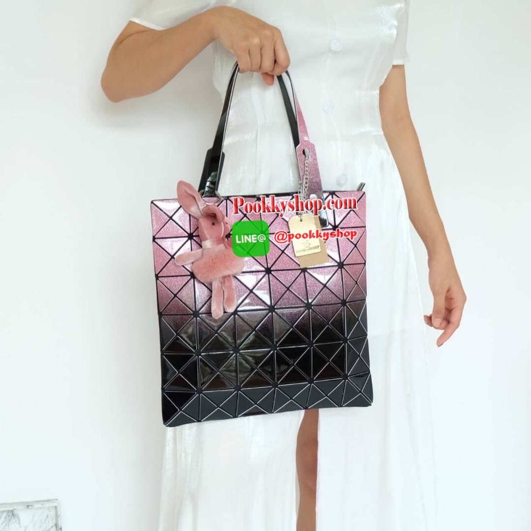 สีใหม่ ห้ามพลาดเลยค่า ทรงสุดฮิตจากแบรนด์ David Jones รุ่น Candy color ใบนี้ มาพร้อมกับน้องกระต่าย สีเข้า set กับกระเป๋าคะ กระเป๋า ทรง Tote ตัวกระเป๋าเย็บติด ด้วยแผ่นอคิลิค ตัดขอบลายวิ้งๆ สุดหรู ดีไซน์เกร๋ จุดเด่นที่ น้ำหนักเบา สามารถ ถือ หรือ สะพายไหล่ได้
