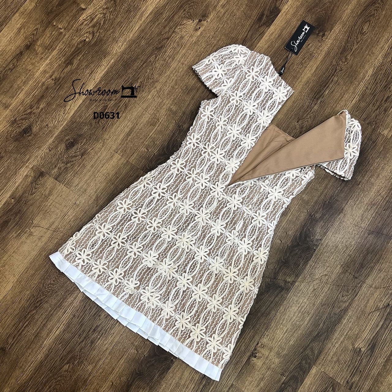 เดรสแฟชั่น มินิเดรสผ้าลูกไม้ทอลายในตัว ทรงพอดีตัว ดีไซน์คอเหลี่ยม