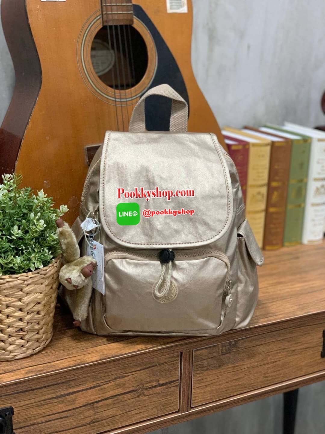 Kipling City Pack Backpack วัสดุPolyamide100% เป้ขนาดกลาง ที่เปิดปิดด้วยตัวล็อค2ชั้นด้วยกระดุมแม่เหล็กและซิป มีช่องใช้งานหลายช่องรวมถึงช่องซิปด้านหน้า มีลูกเล่นที่ด้านหลังมีช่องซิปสำหรับเก็บของและเก็บสายเป้ได้ หรือใช้สายจากเป้สะพายไหล่ได้ ประดับด้วยพวงกุญ