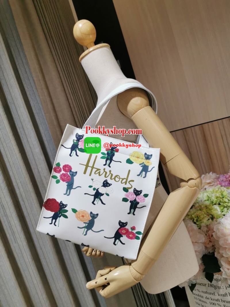 ลายนี้เข้าแล้วนะคะ! พร้อมส่งไอเท็มยอดนิยม! Harrods London Top-handle Shopping Bag กระเป๋า Shopping แบรนด์ดังจากอังกฤษรุ่นยอดนิยมวัสดุ PVC+Polyester 100% ของแท้เนื้อหนาอยู่ทรงกันน้ำ ขนาดกำลังดี น้ำหนักเบา เปิดปิดด้วยซิปสะดวกใช้หัวซิปปั้มโลโก้แบรนด์อะไหล่เง