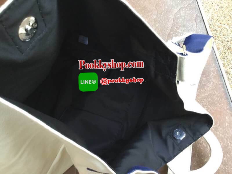 New Arrival!! Anello Cotton Canvas 2WAY Tote Bag คอลเลคชั่นล่าสุด สวยเก๋กับลูกเล่นของโลโก้แบรนด์ที่มีตัวOอักษรสุดท้ายเป็นหูจับ สีลโก้ดูโดดเด่น วัสดุผ้าคอตตอนแคนวาส เปิดปิดด้วยกระดุมแม่เหล็ก ภายในกว้างและลึก มี1ช่องซิปเก็บของสำคัญ สายสะพายปรับความยาวได้ฟรี