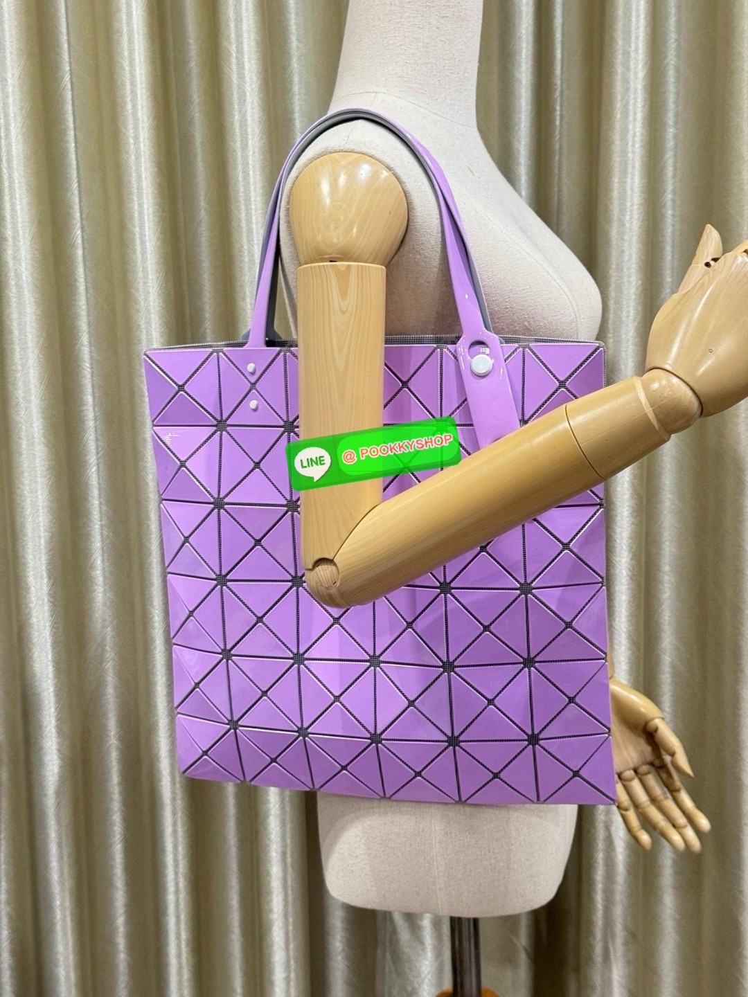 Baobao Issey Miyake 6x6 กระเป๋า Tote รุ่นนี้ถือว่าเป็นกระเป๋า Tote ไซส์กลางที่เหมาะกับการพกพาสิ่งของที่จำเป็นในทุก ๆ วัน มาพร้อมสายที่สามารถปรับได้ทั้งสองสาย และมีช่องใส่ของช่องเล็กด้านใน 1 ช่อง จุของได้เยอะแถมยังทนทาน ใช้เป็น Everyday Bag ได้เลยคะ พกพาสะ