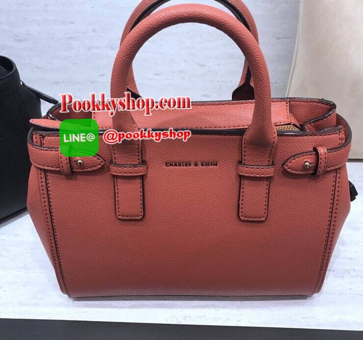 NEW ARRIVAL! CHARLES & KEITH BASIC TOP HANDLE BAG กระเป๋าถือหรือสะพายรุ่นใหม่ชนช็อปดีไซน์สวยอยู่ทรงเเข็ง ขนาดกำลังดี น้ำหนักเบา ด้านหน้าประดับโลโก้แบรนด์ เปิดปิดด้วยซิปสะดวกใช้ ด้านข้างมีสายรัดปรับทรงกระเป๋าภายในมีช่องซิป ใส่กระป๋าสตางค์ใบยาว ipad mini ได