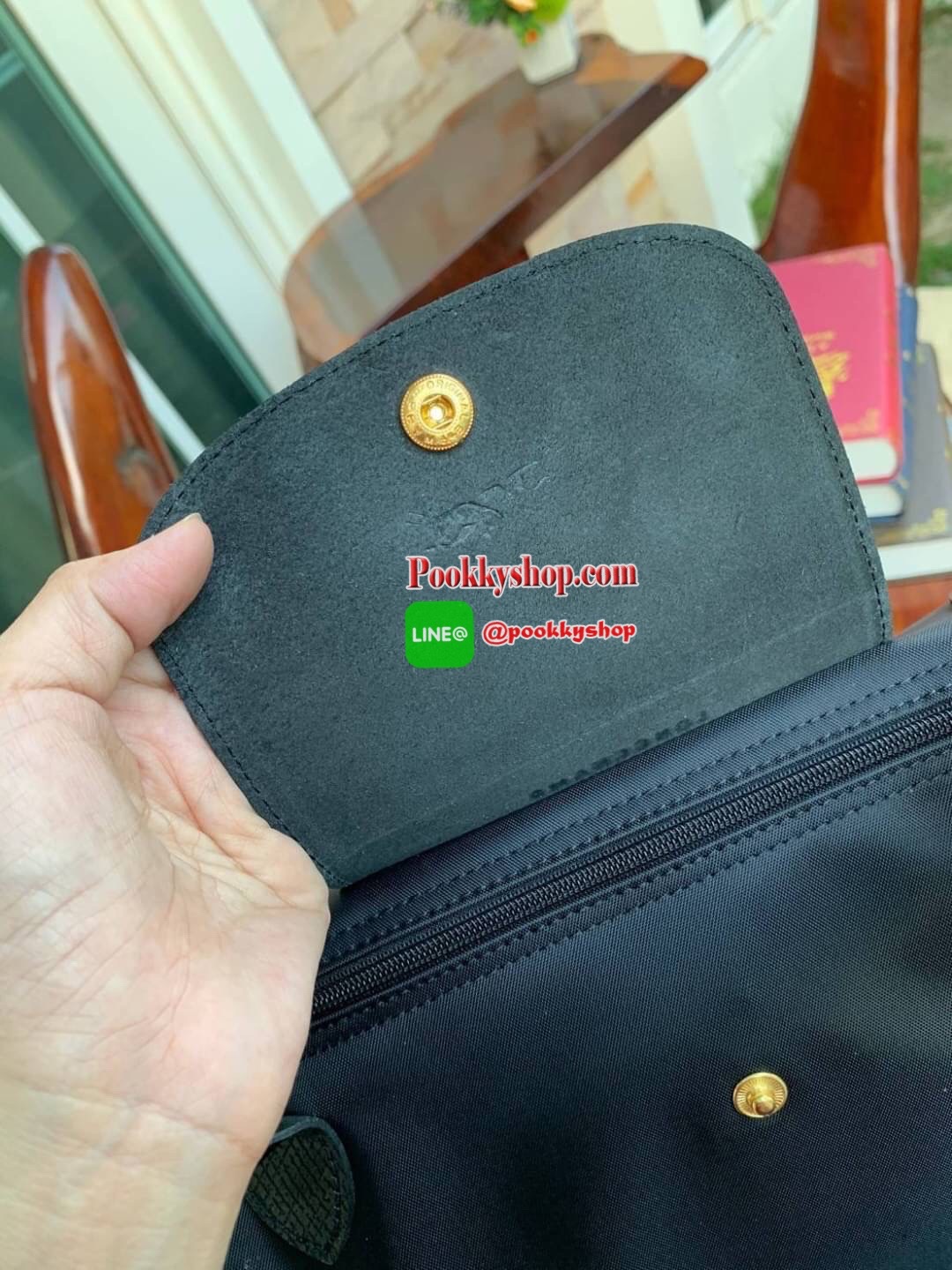 Longchamp Made In France Le Pliage Eiffel Tower Limited Edition Tote Bag สุดลิมิเตทกับlongchamp ที่ ออกมาเฉพาะซีซั่น พิมพ์ลายหอไอเฟล สามาถพับเก็บได้ ตรงตามชื่อทรง (คำว่า Le Pliage เป็นภาษาฝรั่งเศส แปลว่าการพับ) ส่วนฝาปิดและหูจับเป็นหนังที่ทำให้กระเป๋าดูไม