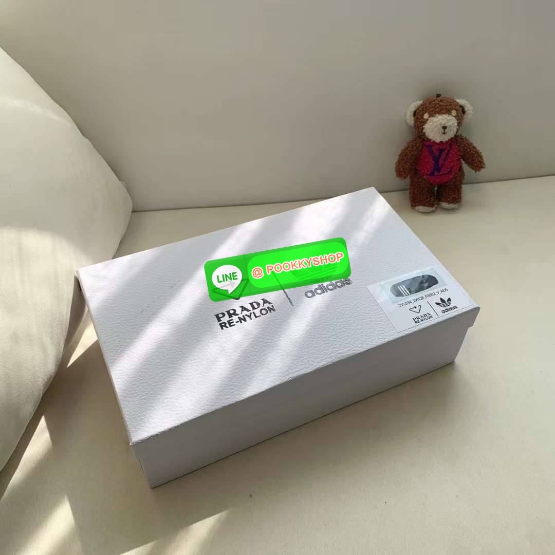 New Arrivals!!!PRADA Bag Premium gift กระเป๋าถือหรือสะพายพรีเมี่ยมกิ๊ฟ ซึ่ง Adidas และ Prada นำเสนอ กระเป๋าคาดเอวสไตล์สปอร์ตและอเนกประสงค์ และนำแถบสามแถบที่เป็นเครื่องหมายการค้าของ Adidas มาปรับปรุงใหม่ให้เป็นหนัง Saffiano ซึ่งเป็นวัสดุสัญลักษณ์ของ Prada