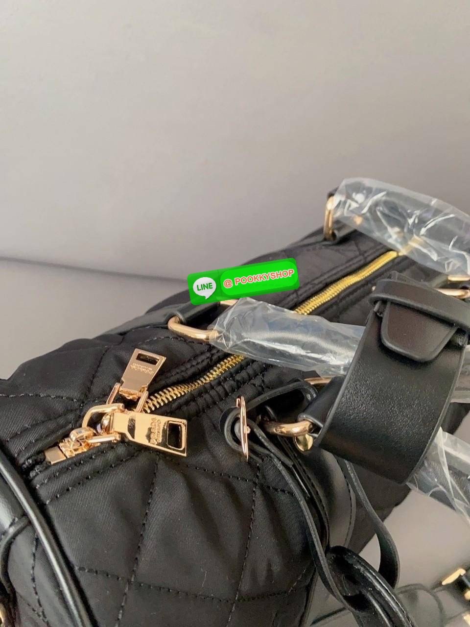 ต้อนรับปีกระต่าย ด้วยกระเป๋าทรงหมอน ยอดฮิต จากงานพรีเมี่ยมกิ้ฟจากแบรนด์ PRADA อะไหล่ทองทั้งใบ มีแท้กหนังด้านหน้าสวยหรู ด้านในเปิดปิดด้วยซิปยาว มีช่องซิปแยกอีกช่อง ใส่กระเป๋าวตางค์ยาว ไอแพดมินิได้เหลือๆเลยค่ะ มาพร้อมสายยาวหนัง แถมมีที่รองบ่าไม่เจ็บไหล่ สุด