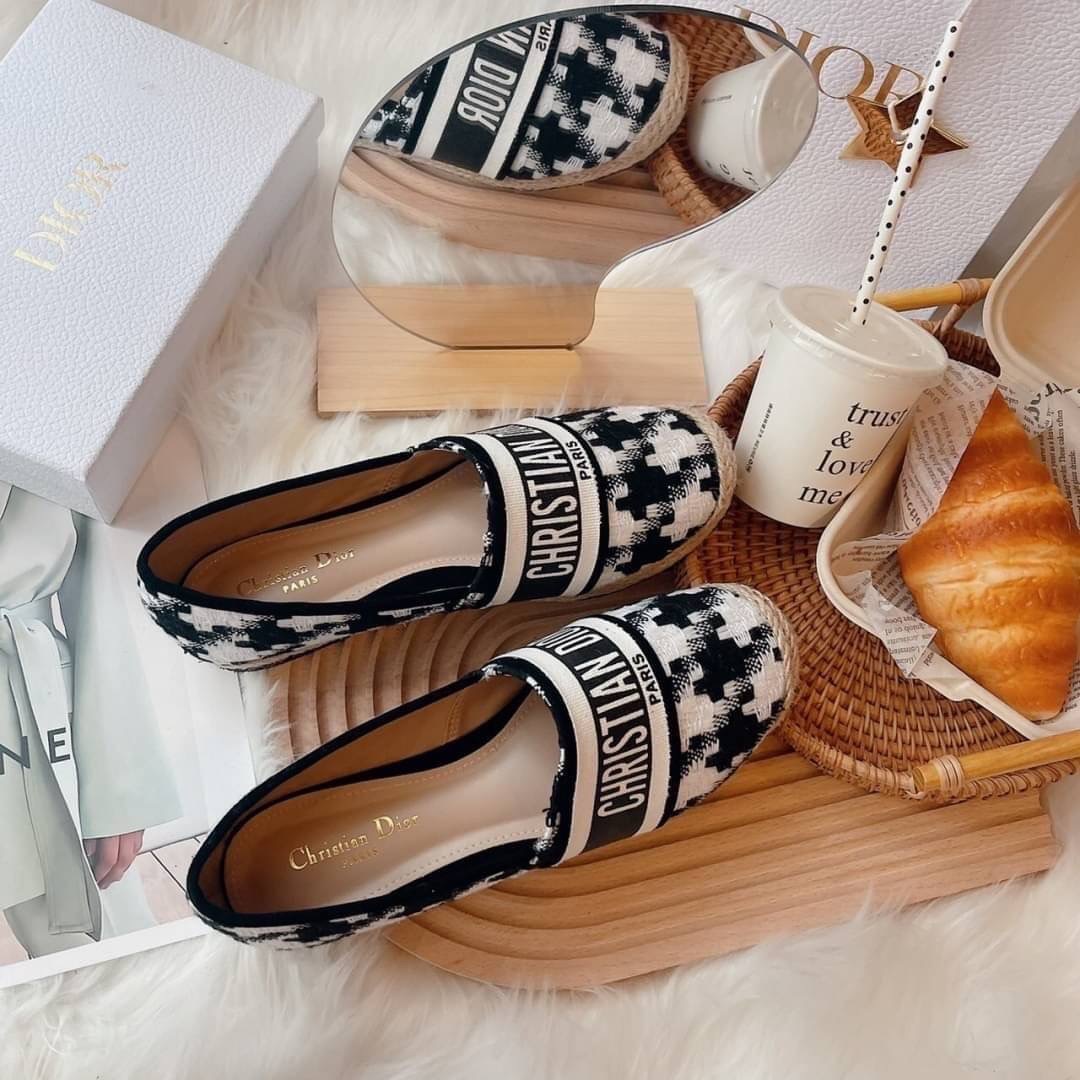 งานเข้าใหม่ พร้อมส่ง แบบใหม่ เพิ่งเข้า สลิปออนงานปอ Dior ลายใหม่ ชิโนริ ลายผ้าน่ารักมาก งานดี ปั้มแบรนด์