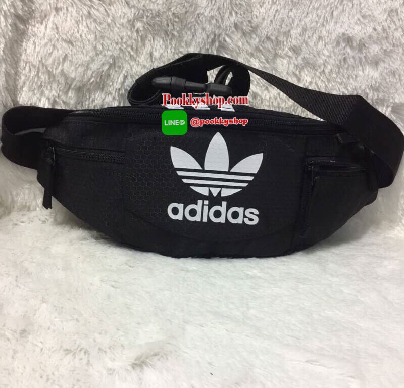 พร้อมส่ง ..... Adidas Originals National Waist Pack Factory กระเป๋าคาดอกและเอว เป็นอีกรุ่นที่ได้รับความนิยมเป็นอย่างมาก ด้วยแบบและดีไซน์ขนาดที่พอเหมาะ ใช้ได้ทุกเพศทุกสไตล์ กระเป๋าทำจากผ้าไนลอนลื่น น้ำหนักเบา ขนาดกำลังดี ดีจุของได้เยอะคะ เปิด-ปิดด้วยซิป ด้