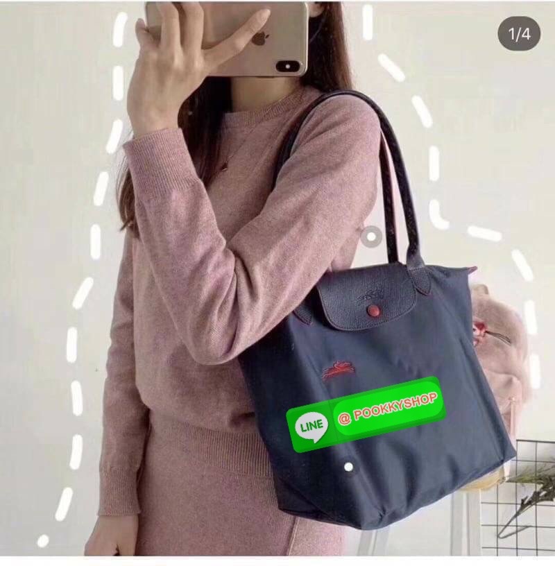 Longchamp Le Pliage Club Tote Bag Size S หูยาว วัสดุเนื้อผ้า Nylon Canvas เคลือบกันนำ้ ตัดด้วยหนังแท้ที่มีน้ำหนักเบา ดีไซน์เรียบง่ายแต่เต็มไปด้วยความคลาสสิก จนเป็นที่ชื่นชอบไปทั่วโลก Longchamp ปรับโฉม LE PLIAGE ด้วยการปักลายรูปม้า-ตราสัญลักษณ์ของแบรนด์บนผ