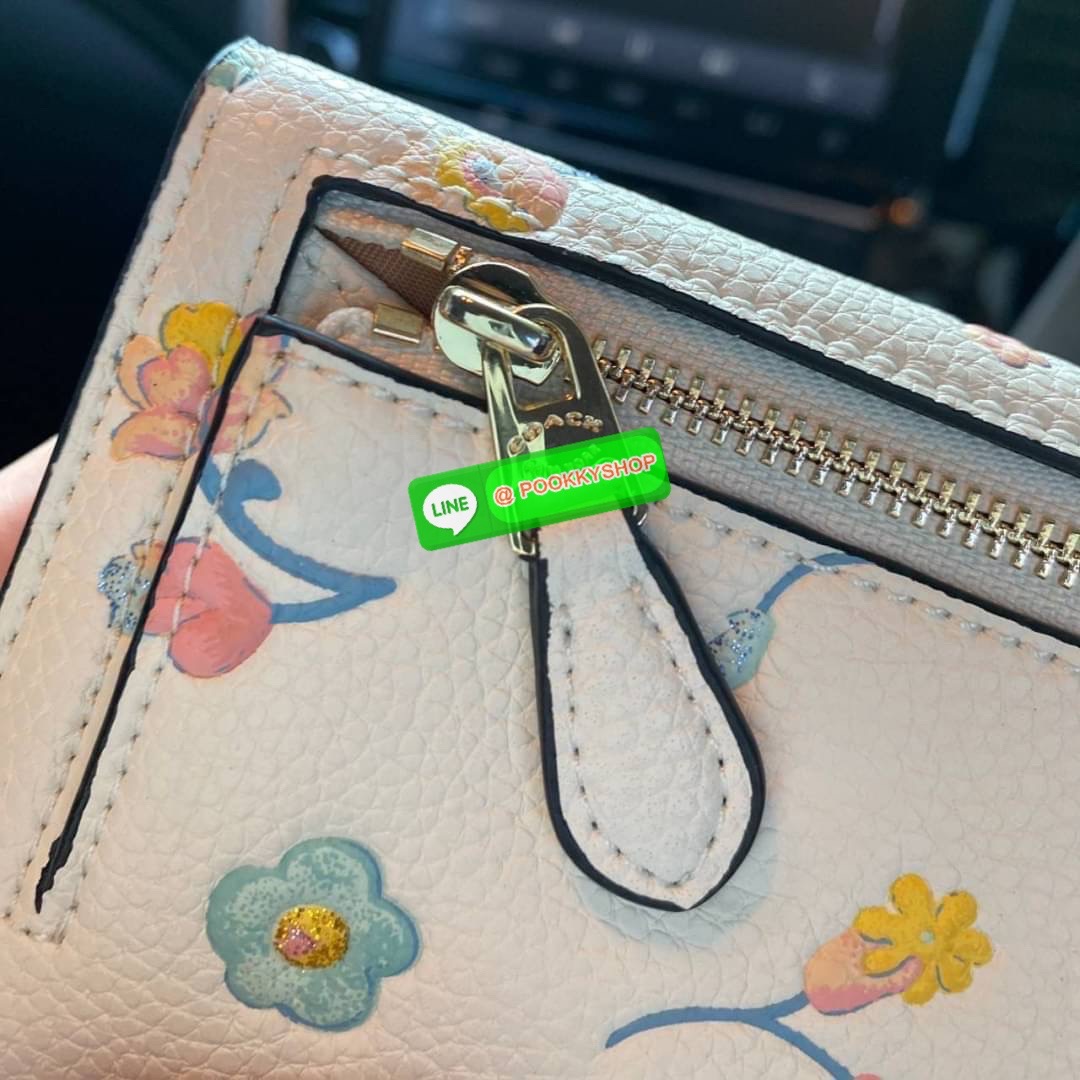 COACH 2620 WYN SMALL WALLET WITH WATERCOLOR FLORAL PRINT กระเป๋าสตางค์ใบสั้น พับสองตอน ตกแตงด้วยลายดอกไม้สุดน่ารักทั้งใบ ด้านหน้าตกแต่งต้วยโลโก้ C ตัวใหญ่โดดเด่น เปิด-ปิดด้วยกระดุม ภายในมีช่องใส่บัตร ช่องใส่ธนบัตร และด้านหลังมีช่องซิปใส่เหรียญ ใบเล็กกระทั