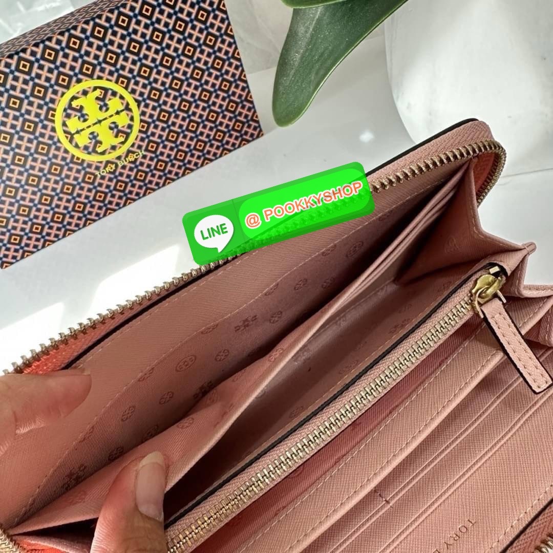 TORY BURCH ROBINSON MULTI GUSSET ZIP CONTINENTAL WALLET กระเป๋าสตางค์ใบยาว แบ่งสัดส่วนด้วยช่องซิปตรงกลางสำหรับใส่เหรียญ มีช่องใส่บัตร และใส่ธนบัตรได้ วัสดุหนังแท้ เปิด-ปิดกระเป๋าแบบซิปรูด ใส่โทรศัพท์มือถือได้ วันชิวๆพกกระเป๋าสตางค์ใบเดียวสะดวกมากค่ะ