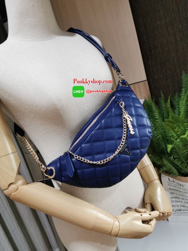 NEW ARRIVAL! Guess Kyli Fanny Pack Belt Bag 2019 กระเป๋าสะพาย/คาดเอว/คาดอกรุ่นใหม่ล่าสุดจาก GUESS FACTORY วัสดุหนังเเกะสังเคราะห์แบบนิ่มลายตารางเปิดปิดด้วยซิป ด้านหน้าประดับโซ่ห้อยโลโก้ดูมีดีเทล ด้านหลังมีช่องซิป ภายในมีโลโก้และช่องซิป สะพายได้หลายแบบไม่จ