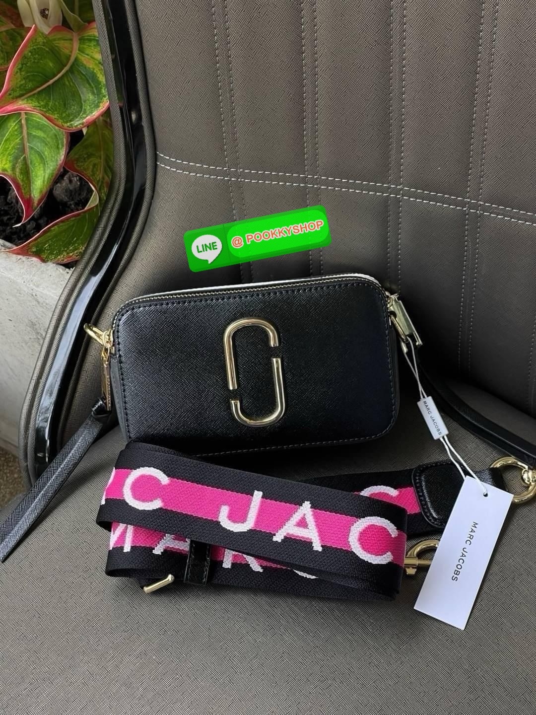 Marc Jacobs Snapshot Bag กระเป๋าแบรนด์ดังจากสัญชาติอเมริกัน นับได้ว่ารุ่นนี้เป็นรุ่นทรงฮิตของ marc jacobs เลยทีเดียว โดยด้านหน้ากระเป๋าจะเป็นโลโก้แบบโลหะที่เป็นสัญลักษณ์ของแบรนด์นี้ มาพร้อมสายสะพายที่จะสะพายยังไงก็ดูโดดเด่น เพราะขนาดใหญ่ที่สกรีนตัวอักษร m