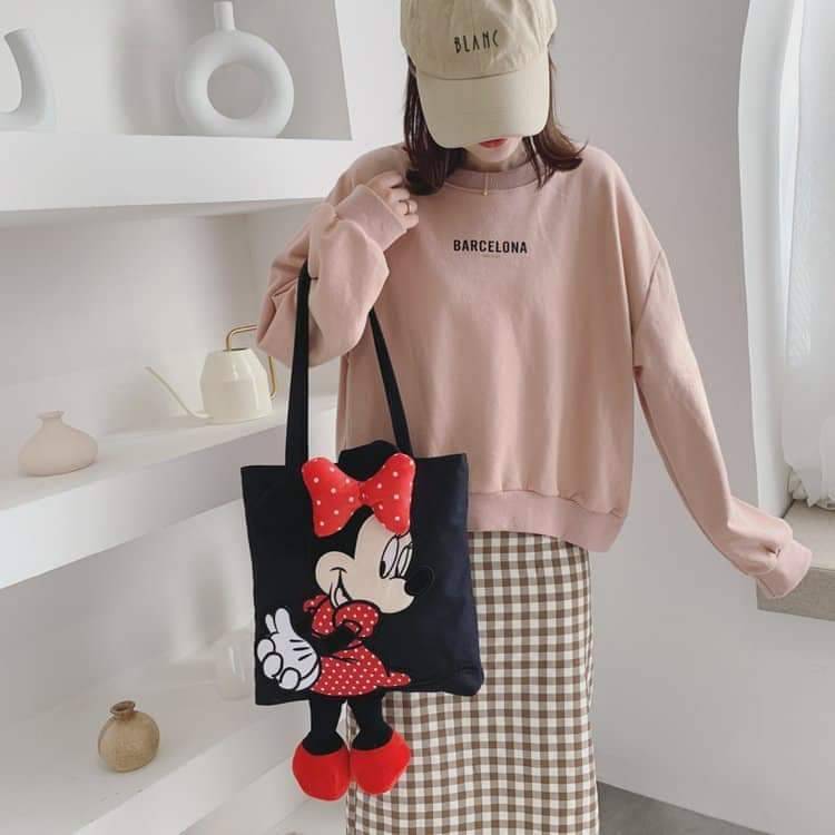 พร้อมส่ง กระเป๋า มิกกี้ มินนี้ น่ารักมากกก กระเป๋าสะพายผ้า ลายมิกกี้เมาว์ & มินนี้เมาท์ สุดน่ารัก ทรงสวย ลายการ์ตูน3มิติสวยหรู ดูแพงมาก น้ำกนักเบา จุของได้เยอะมากๆค่ะ สะพายแบบเก๋ๆ เดินเล่นชิวๆ สาวควรมีติดไว้สักใบนะค่ะ