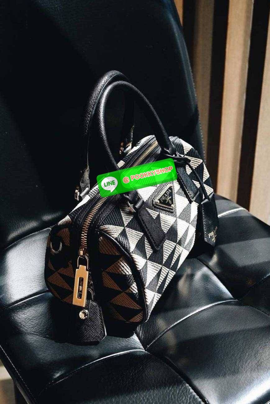 ✴️ห้ามพลาด!✴️PRADA FABRIC MICRO BAG VIP GIFT WITH PURCHASE (GWP) กระเป๋าพรีเมี่ยมกิ๊ฟ Limited จาก PRADA DUTYFREE COUNTER โดดเด่นที่วัสดุ Jacquard Fabric Micro ดีไซน์สวยคลาสสิคขนาดกำลังดี หูกระเป๋าประดับTagแบรนด์ถอดออกได้ ภายในมีโลโก้ ใส่มือถ