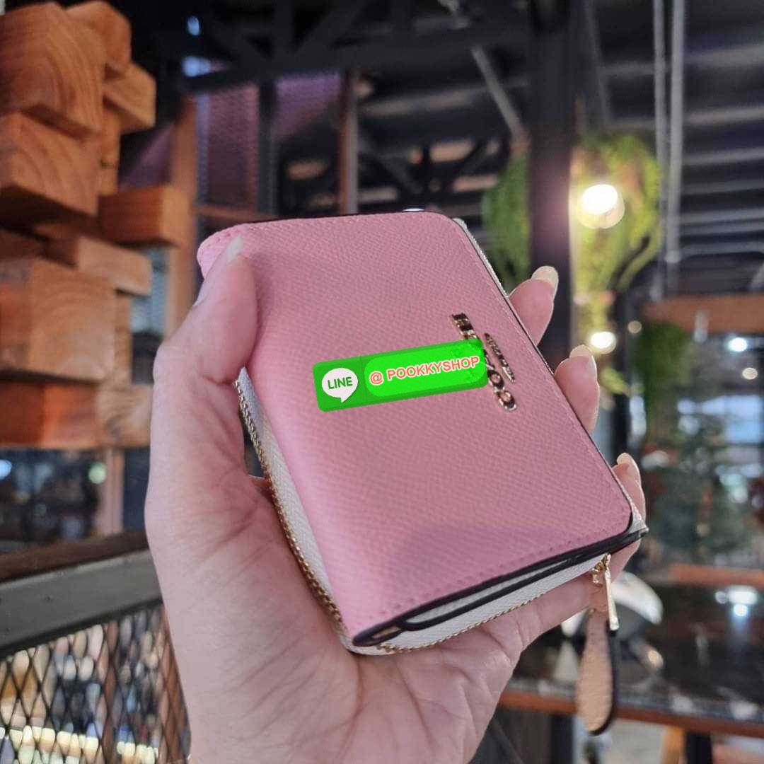 COACH 7331 SMALL TRIFOLD WALLET IN SIGNATURE CANVAS สวยคลาสสิค พกพาง่าย ใบเล็กน่ารักน่าใช้ ต้องยกให้ใบนี้จ้า ตอบโจทย์คนชอบพกน้อยที่สุด!! กระเป๋าสตางค์ใบสั้นหนังแคนวาสเคลือบคุณภาพดี ภายในเป็นหนังแท้ ใส่บัตร ใส่ธนบัตรได้ทุกชนิด มีช่องซิปแยก ใบเดียวใบนี้คือเ