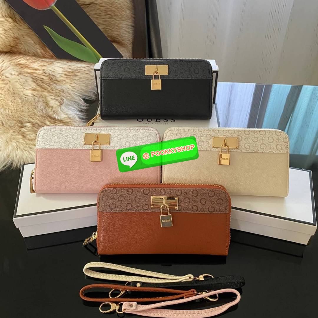 Guess Long Wallet กระเป๋าสตางค์ใบยาวซิปรอบหนังนิ่ม ด้านหน้าโดดเด่นด้วยกุญแจชื่อแบรนด์ รุ่นนี้มีสายคล้องมือมาให้ เพื่อใช้งานง่ายและสะดวกมากยิ่งขึ้น ด้านในมีช่องใส่ธนบัตร ช่องใส่บัตร และช่องซิปใส่เหรียญค่ะ