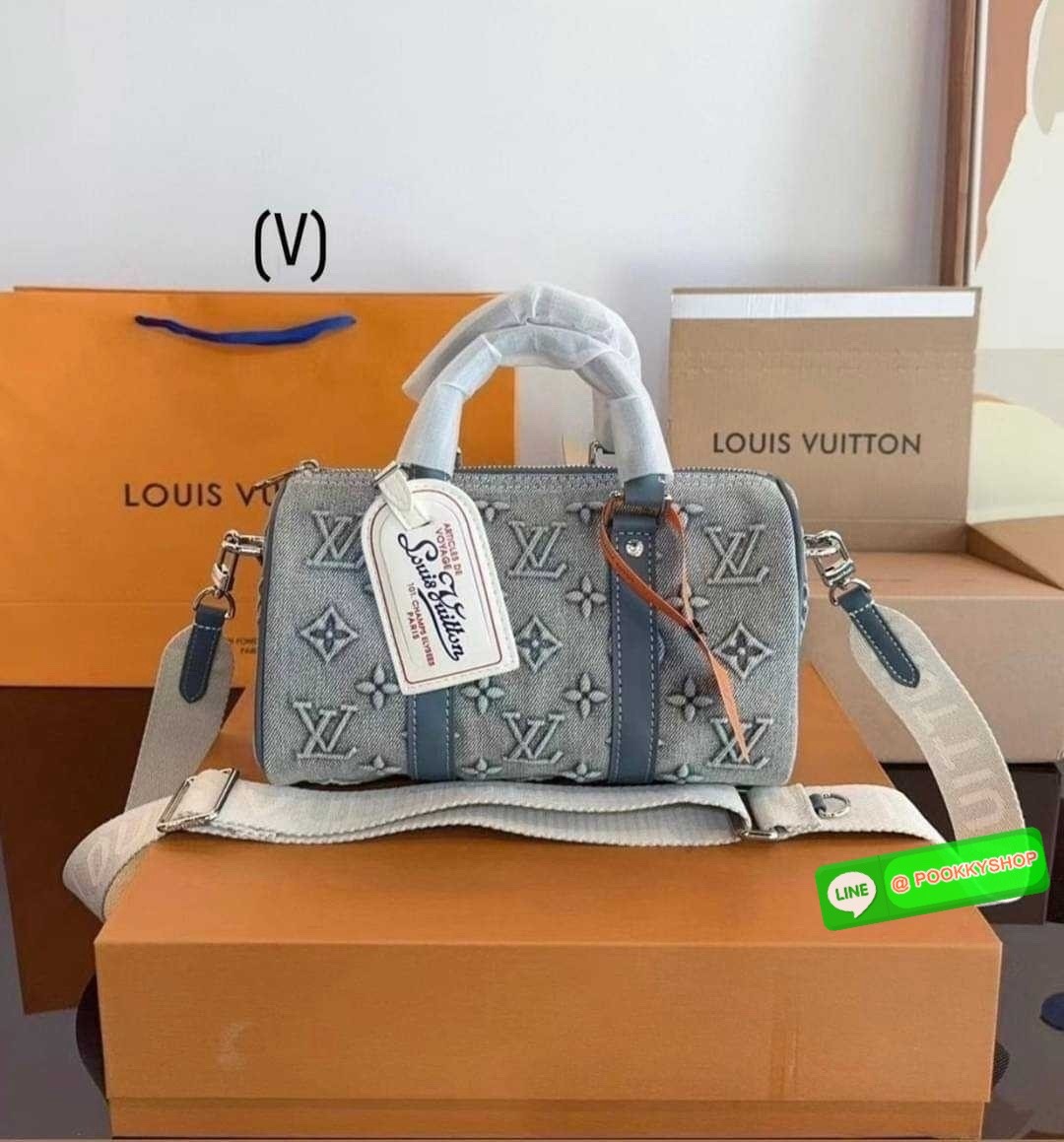 LV Bandouliere 25 Monogram Denim Bag กระเป๋าสะพายทรงหมอนเดนิมซีดสไตล์วินเทจ ปั้มนูนโลโก้ลายโมโนแกรม ใหม่ล่าสุด มาแรงม้าก! รุ่นลิมิเต็ดที่สาวๆควรได้มีสะสม ใช้งานง่ายด้วยหูจับในตัว ดีไซน์เรียบง่ายคลาสสิค หรู ดูผู้ดีแบบย้อนยุค สวย แซ่บ ได้ใช้ก่อนใคร ไม่อยากใ