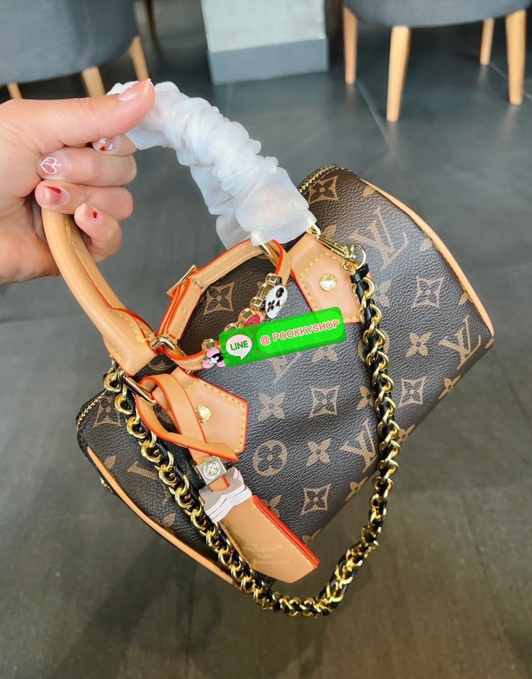 จำนวนจำกัด ไม่ทันราคานี้คือพลาดมากๆค่าสาวๆ ได้รุ่นนี้ไปไม่ผิดหวังค่าสาวๆ น้องมาพร้อมAccessories brand จัดเต็มในใบสวยมากๆ! #หมดรอบนี้ไม่เจ้าแล้วจ้าา LOUIS VUITTON SPEEDY 20 WITH CHARM (Limited Edition vip duty free ตปท.) 🔖พร้อมส่ง! ใบน้องขนาดกลาง ห