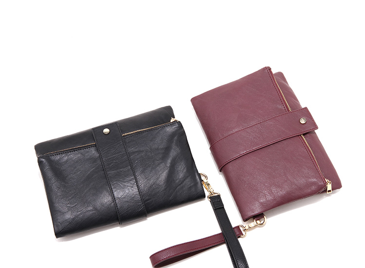 กระเป๋าหนังคลัชมือ Clutch แบรนด์ Forever21 หนังมีTexture ในตัว เนื้อหรูมากคะ ติดแท็คForever 21 ด้านใน ช่องใส่ของซิบใหญ่ 1 ด้านในมีซิปแบ่ง 1 ช่องแบ่งใส่ของ2ช่อง