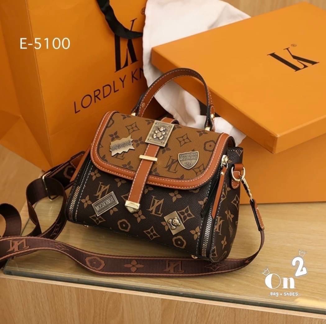 กระเป๋าสะพายข้างทรงแมสเซนเจอร์ เปิดหน้าอะไหล่ทอง มาพร้อมกระเป๋าใส่สายสะพายยาวถอดออกถือได้ พร้อมส่ง ค่ะ