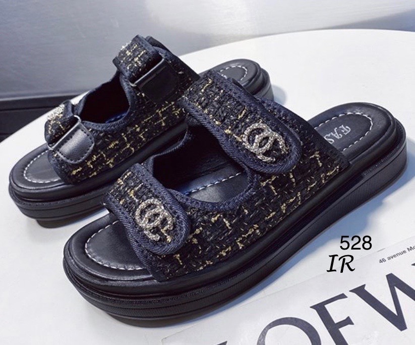 แบบขายดี!!! พร้อมส่ง เข้าแล้วค่า สวยฟาดมากแม่!! Chanel sandal ลำลองผ้าทวิต แต่งอะไหล่ สายปรับได้ พื้นนิ่ม สวยมากกก มองหารองเท้าสวยๆใส่แล้วดูดี ดูแพง คู่นี้เลยค่า