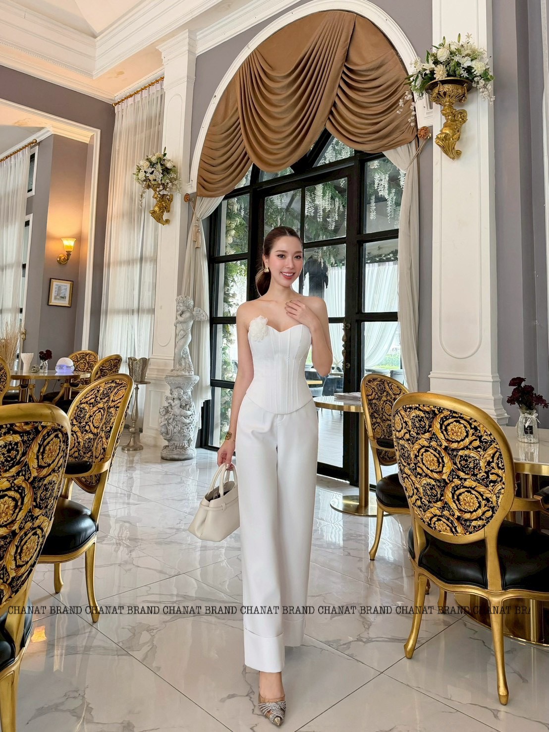 ชุดเซทแฟชั่น Set 2 ชิ้น เสื้อเกาะอกสีขาว ช่วงอกเสริมฟองน้ำ ด้านหน้าแต่งแถบกุ้นลาย (ซิปหลัง)