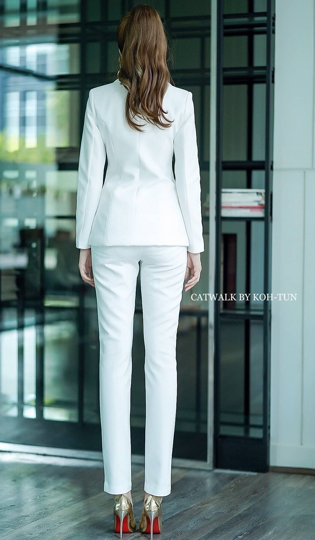 เรียบหรู ดูเท่ห์แบบมีสไตล์มากกับเซตBLAZERแต่งปกเลื่อม+กางเกงขายาวทรงสวย เนื้อผ้าเกรดเอ ตัวBLAZER เป็นทรงเข้ารูปสวย เพิ่มความหรูด้วยการแต่งปกและฝากระเป๋าด้วยผ้าเครปกึ่งเงาสีโทนเดียวกับตัวชุด ด้านหน้าแต่งกระดุมปั้ม 4 จุด มาคู่กับกางเกงขายาวทรงขากระบอกเล็ก ท