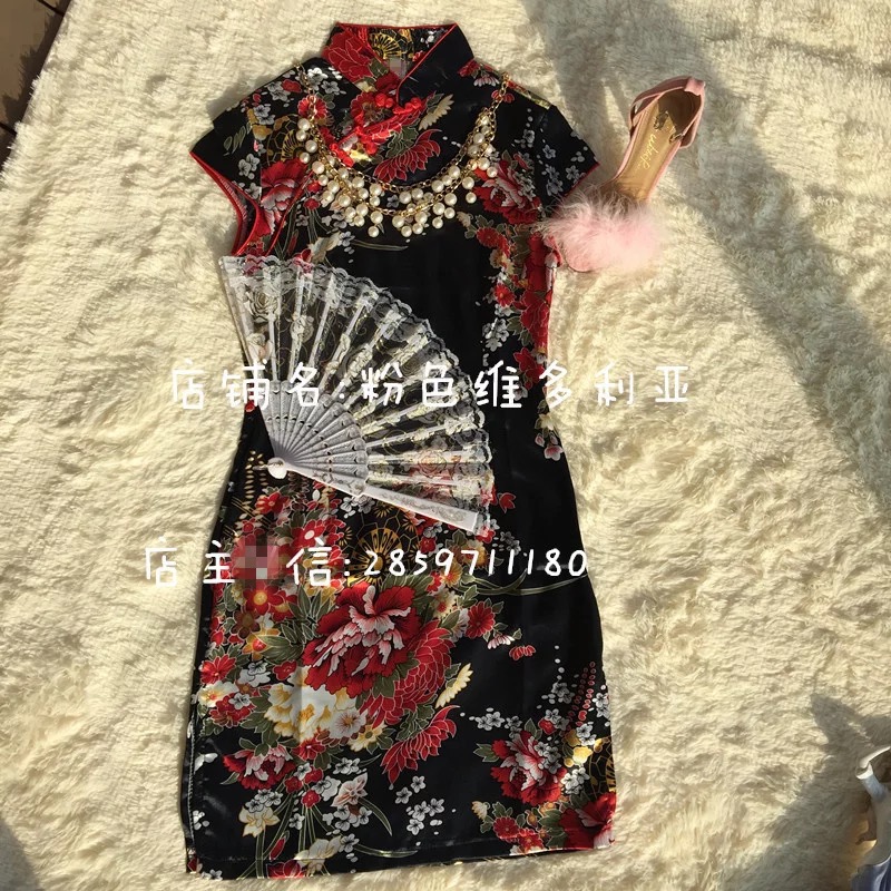 ชุดกี่เพ้าประยุกต์ ชุดกี่เพ้า สาวหมวยอินเตอร์ สีดำ ลายดอกไม้ แต่งแหวกข้าง