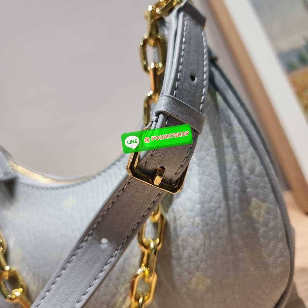 MCM AREN CRESCENT HOBO IN VISETOS ใหม่ล่าสุดก่อนใคร สวยได้ไม่ต้องรอ กับคอลใหม่ลุคลูกคุณ รูปทรง half moon ยอดฮิต ตอบโจทย์ได้ทุกลุค ทุกไลฟ์สไตล์ ใช้งานได้ง่ายคล่องตัว กับกระเป๋าสะพายข้าง ที่มาพร้อมสายโซ่คล้องด้านหน้า และสายหนังครอสบอดี้ ปรับเปลี่ยนการใช้งาน