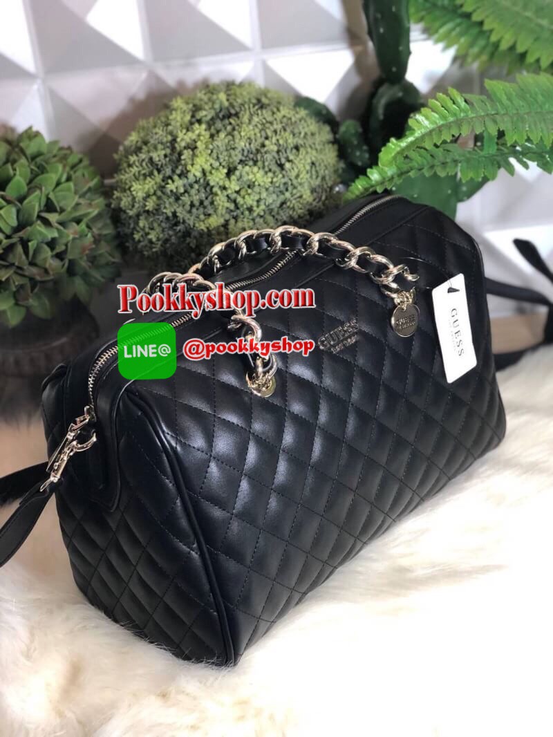 GUESS Sweet Candy Large Satchel กระเป๋าสะพายทรง Bowling รุ่นใหม่ล่าสุดจาก GUESS FACTORY หนังนิ่มลายตารางสวยอยู่ทรงใบใหญ่กำลังดี ด้านหน้าประดับโลโก้หูหิ้วโซ่ร้อยหนังสะพายไหล่ได้เเข็งแรงรับน้ำหนักได้เยอะ เปิดปิดด้วยซิปสะดวกใช้ มีหมุดรองฐานกันรอย ภายในมีช่อง